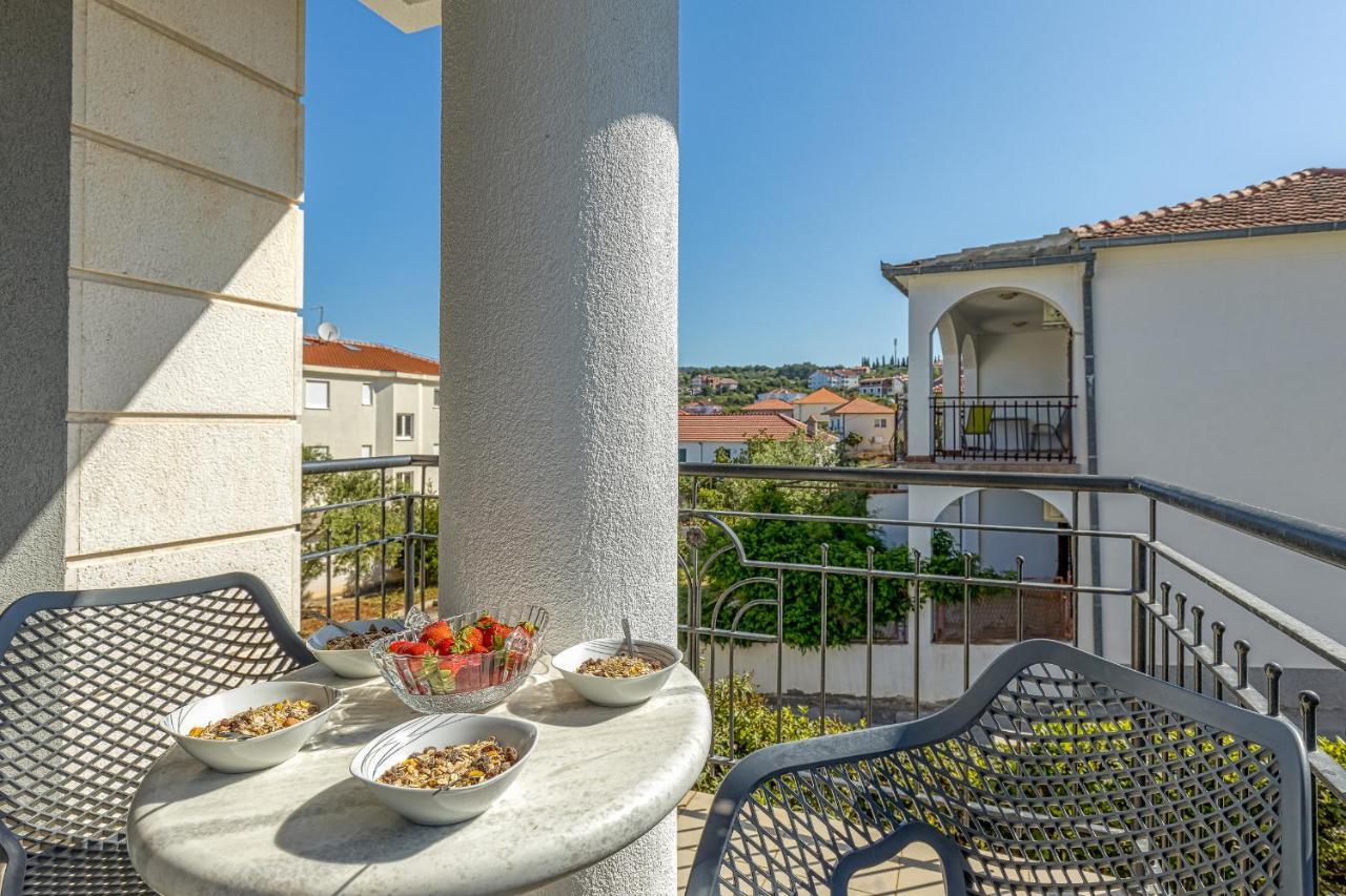 Island Resort Mihaela - Happy Rentals Trogir Zewnętrze zdjęcie