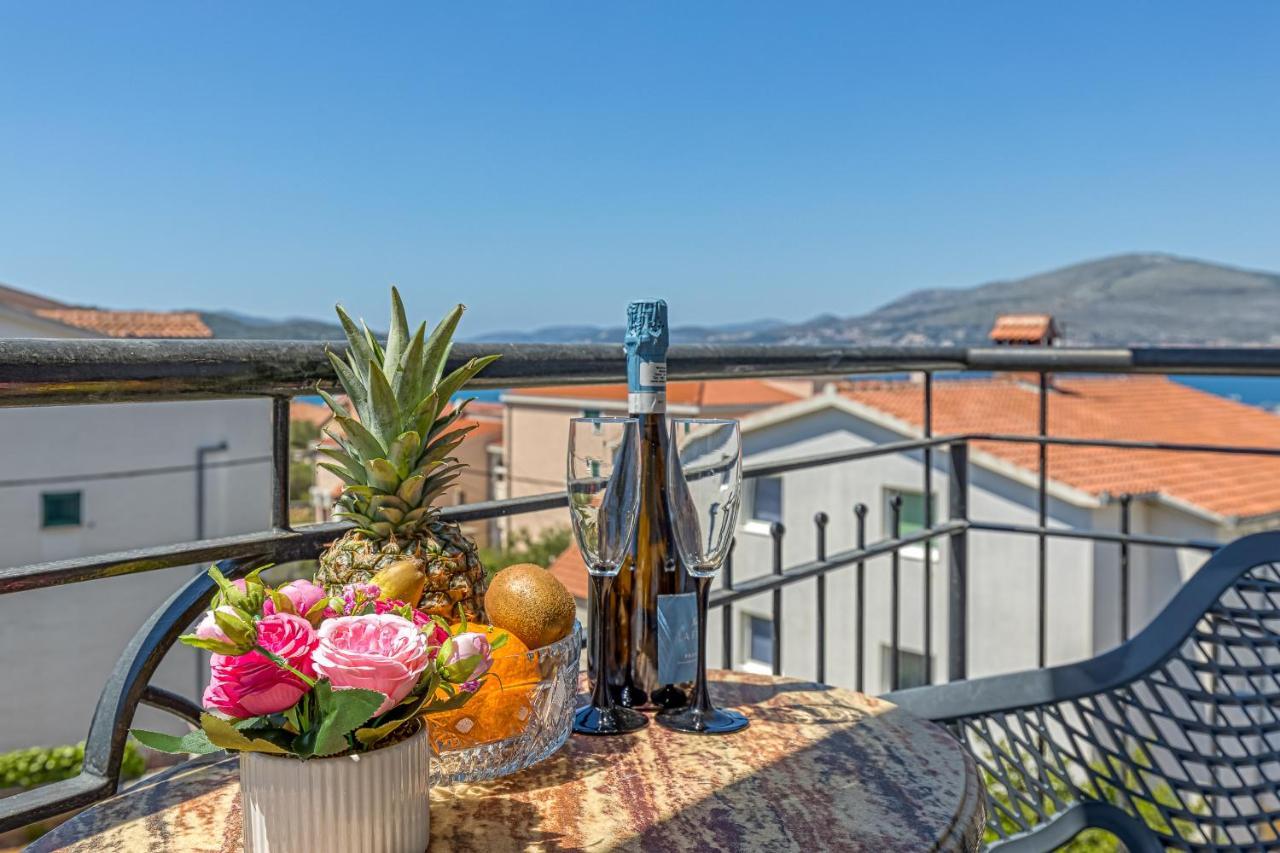 Island Resort Mihaela - Happy Rentals Trogir Zewnętrze zdjęcie